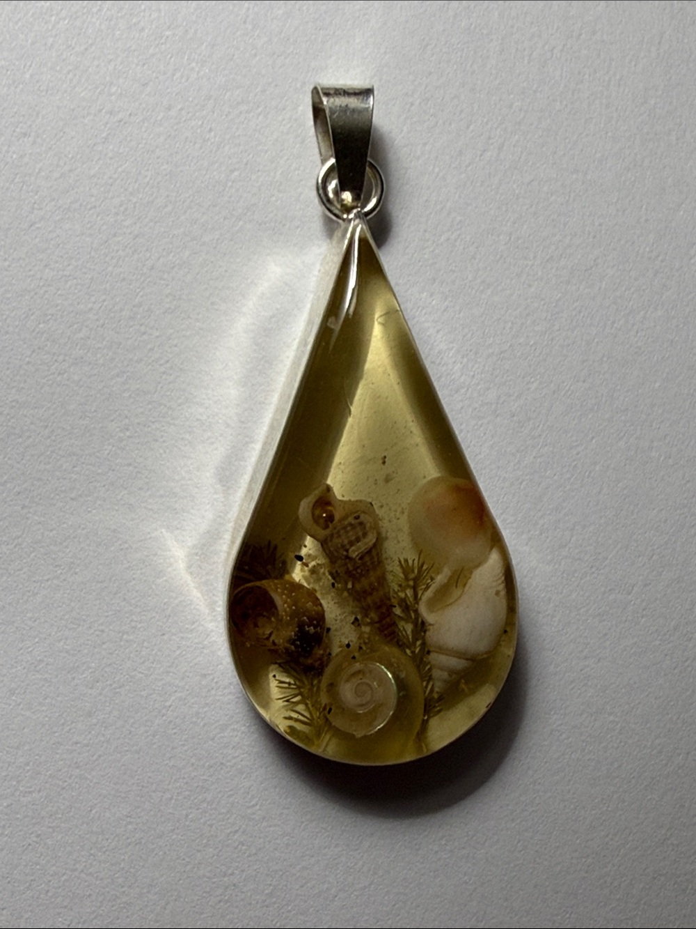VINTAGE PENDANT TEARDROP STERLING SILVER RESIN MINI SEASHELLS